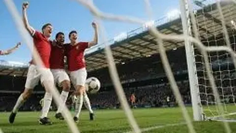 李亚鹏豪车接送年轻女友归家，行事低调烟不离口